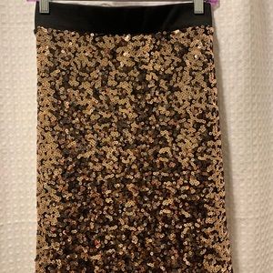 Cute sequins skirt!